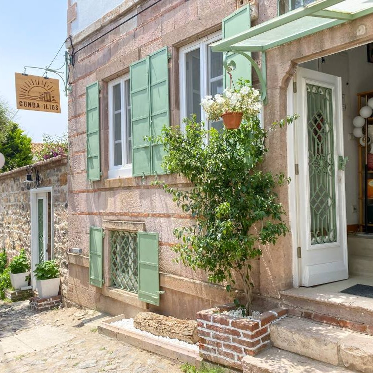 Cunda’nın Zarif Yüzü: Taş Sokaklardan Sofralara Bir Ada Rehberi