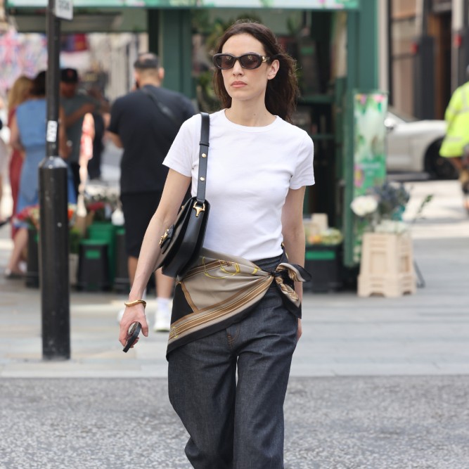 Beyaz Tişörtlerin Yeni Eşlikçileri: Desenli Eşarplar