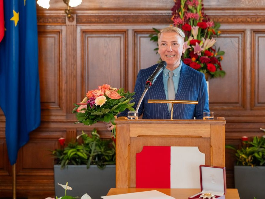 Atıl Kutoğlu’na Viyana’dan Gümüş Onur Nişanı