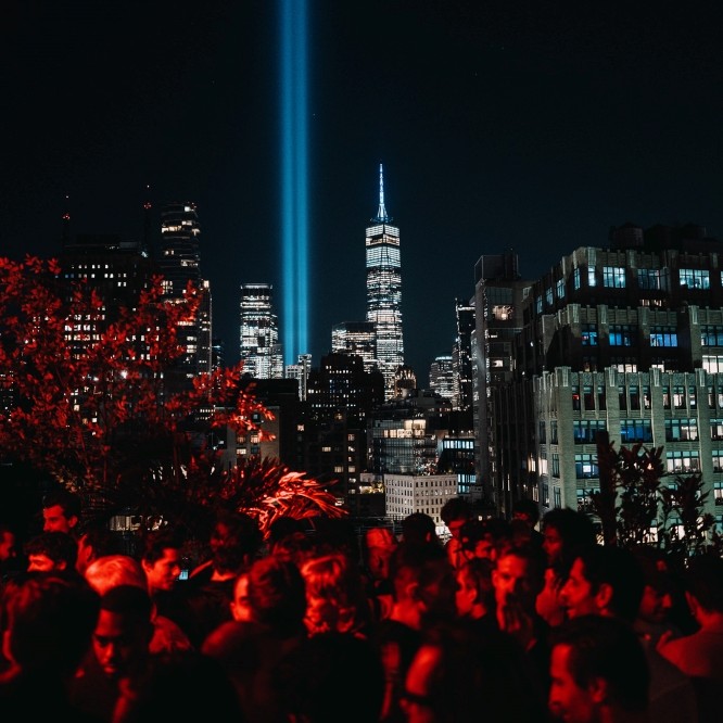 Mert Alaş, Markası Seventy One İmzasını Taşıyan İkonik Partileriyle Moda Haftalarının En Çok Konuşulan Buluşmalarına İmza Attı