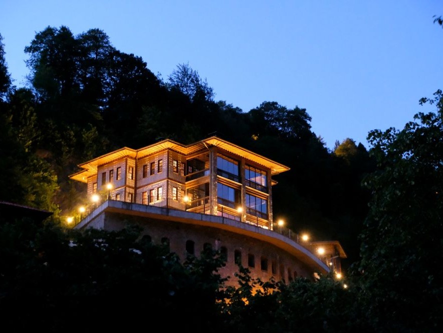 Hakoni House: Köklere Dönüşten Doğan Bir Misafirlik Hikayesi