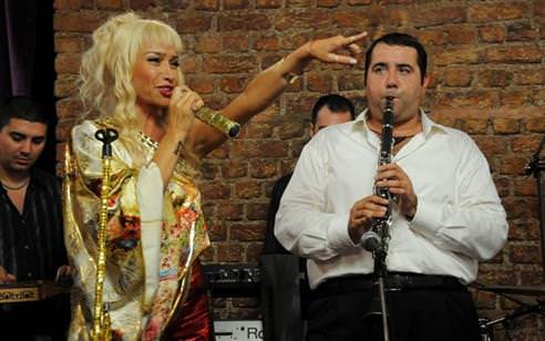 Ata Demirer çalıyor, Demet Akbağ söylüyor!