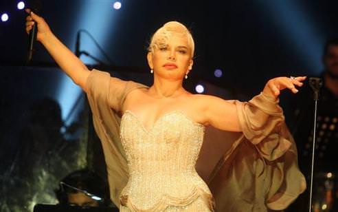 Kedisi ölen Sezen kendini eve kapattı!