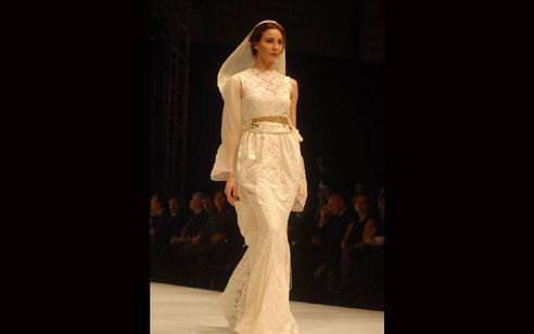 Ünlü modeller gelinlik giydi