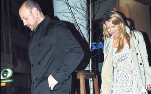 Tuba sevgilisi ile artık rahat geziyor!