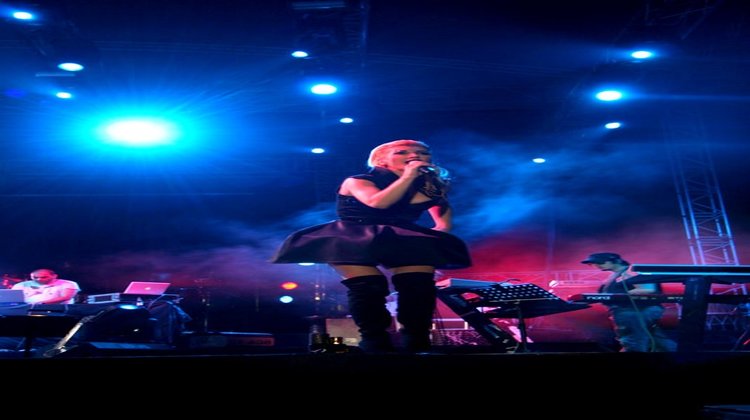 Hande Yener - Beykent Üniversitesi - Geleneksel Pusula Şenlikleri Konseri