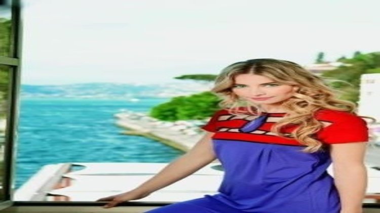 Çakallara dans ettiren çakı gibi bir kız!