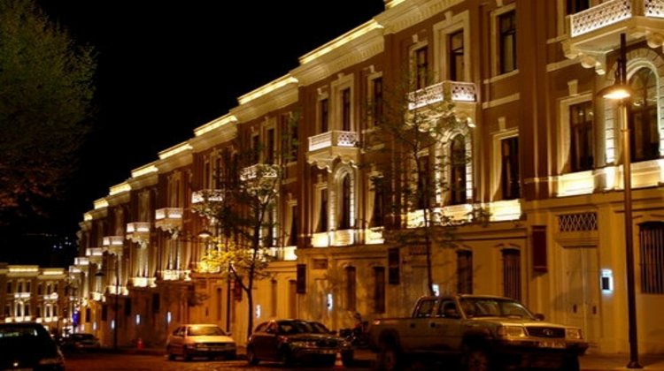 Akaretler, dümeni sanat ve eğlenceye kırdı