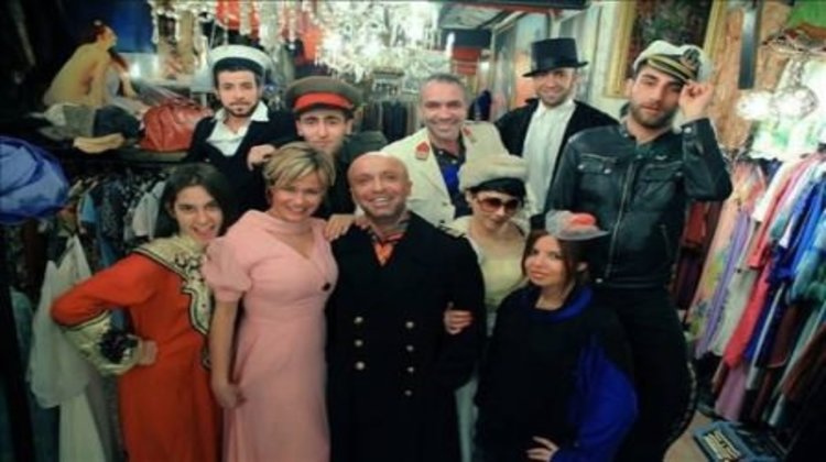 Şöhretlerin eskicisi, dönem dizilerinin kostüm tedarikçisi