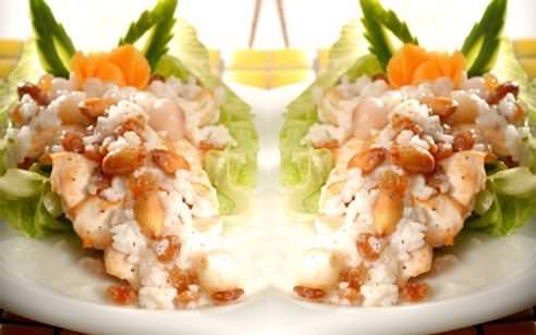 Bademli ve pirinçli tavuk salatası