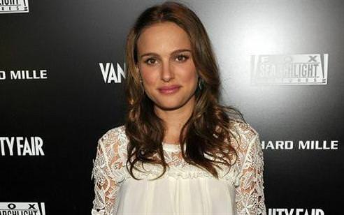 Natalie Portman beyazlar içinde