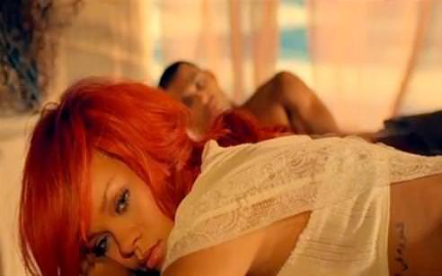 Klip için yatağa girdi!