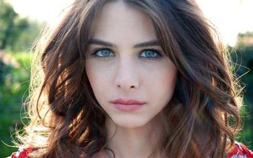 Ezgi Asaroğlu babasını kaybetti