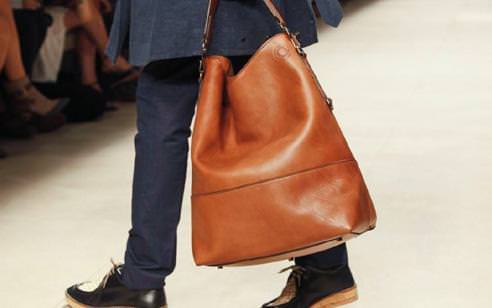 Erkek adam çanta takar mı?