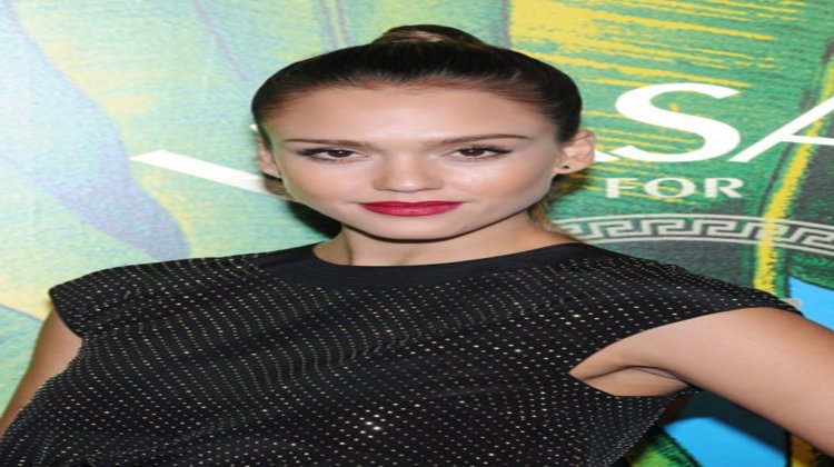 Tepede topuz, yüzü daha genç gösteriyor