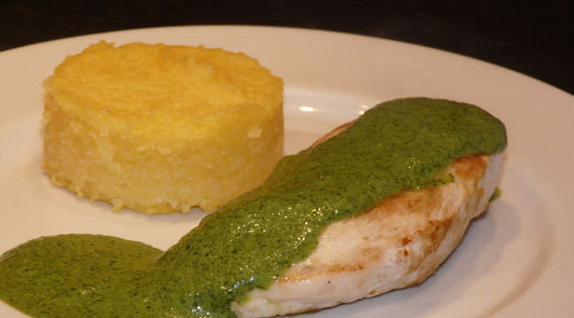 Yeşil soslu ızgara tavuk