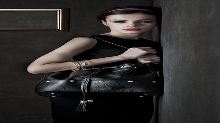 Her kadının çantasında bulunması gerekenler