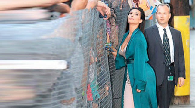 Hayranları çembere aldı