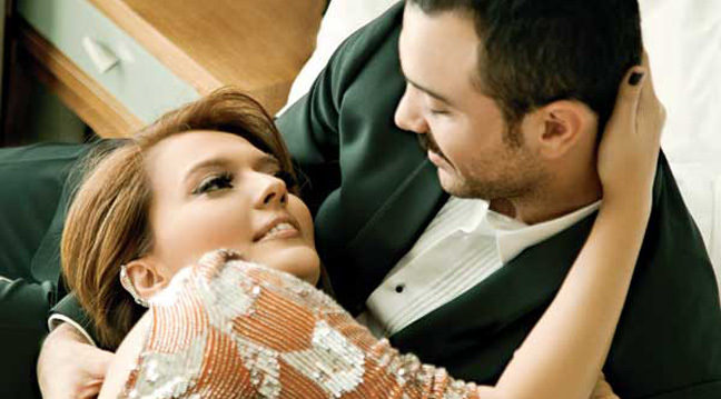 Demet Akalın bebeğini düşürdü