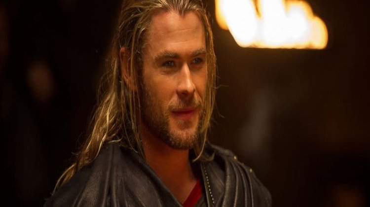 2014'ün en seksi erkeği Chris Hemsworth