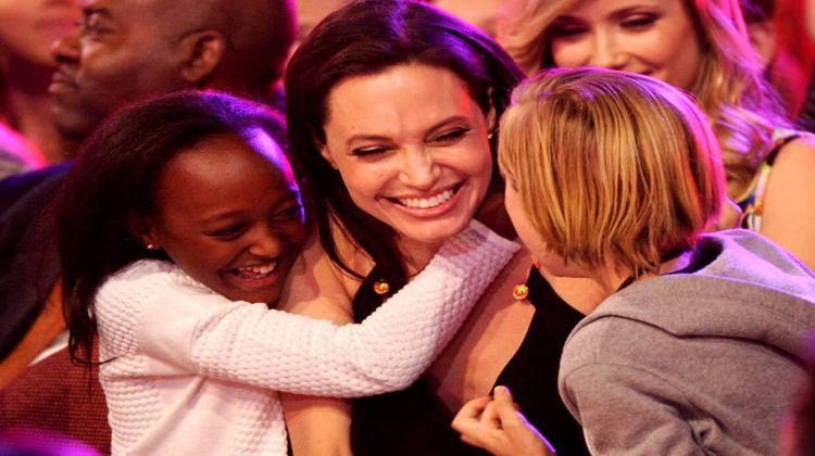 Kanatsız melek Angelina yeniden anne oldu!