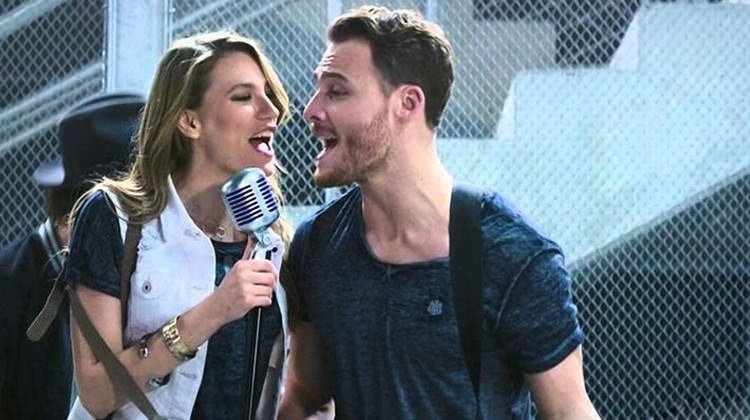 Serenay Sarıkaya ve Kerem Bursin ev baktı