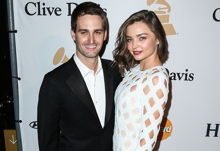 Koruma ordusuyla geziyorlar