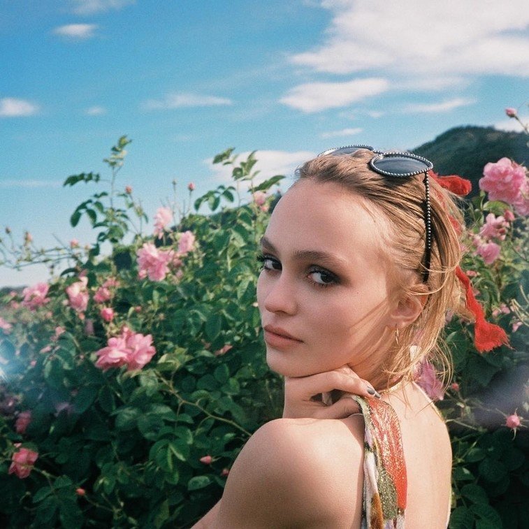 Lily-Rose Depp yılbaşı ışıklarını yaktı