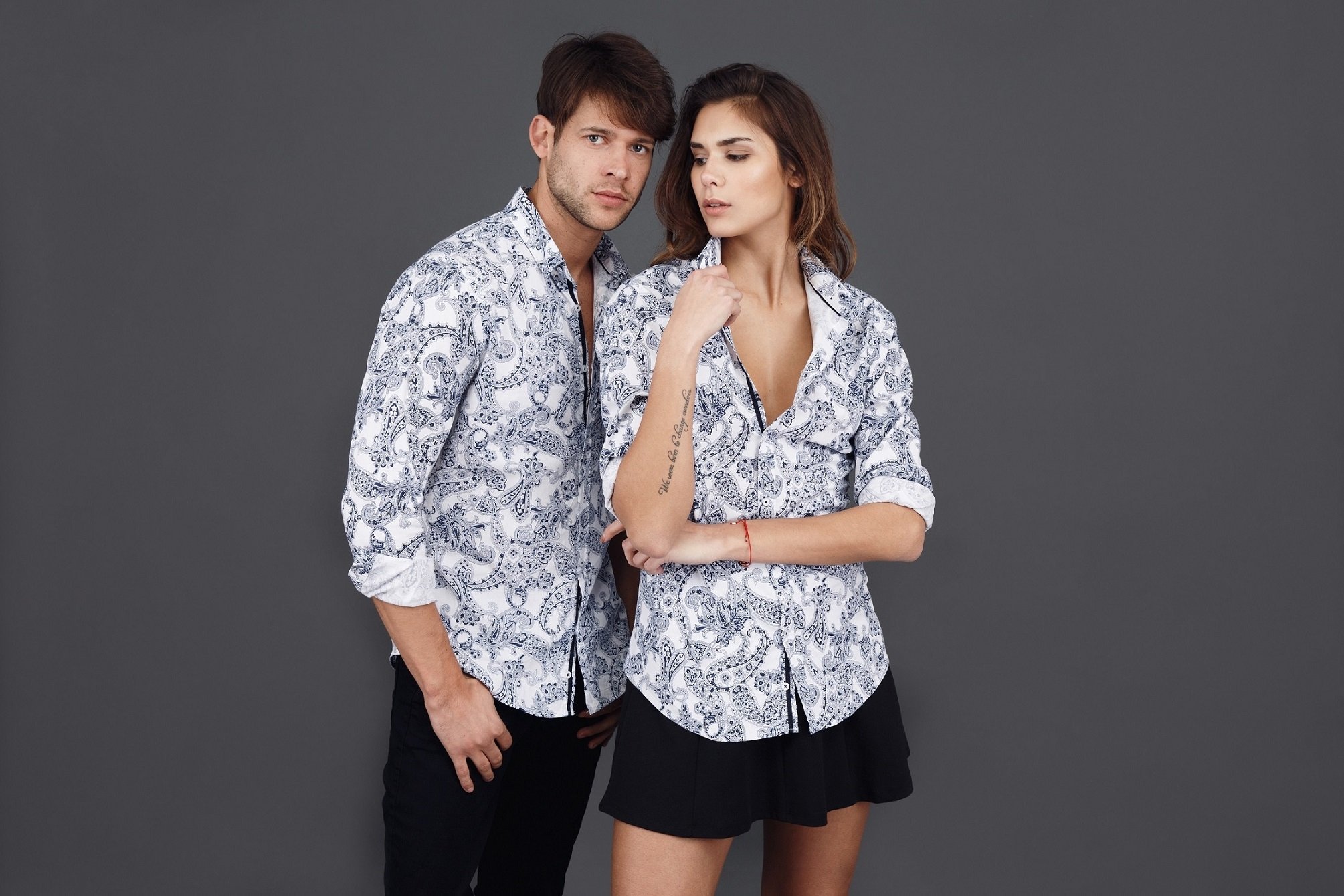 Erkek gömleği giyen kadınlar