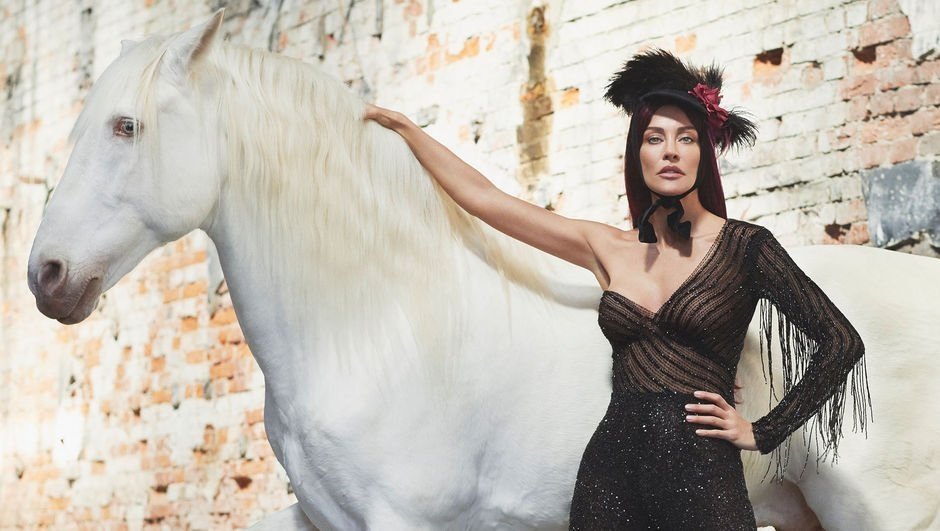 Raşit Bağzıbağlı 10. yıl özel koleksiyonuna Deniz Akkaya'lı tanıtım