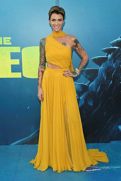 Rosie Huntington-Whiteley The Meg galasına damga vurdu