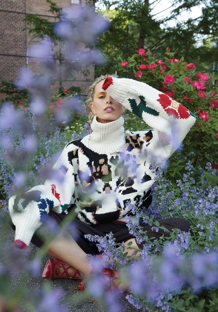 Karolina Kurkova Pre-Fall 2018 parçaları içerisinde...