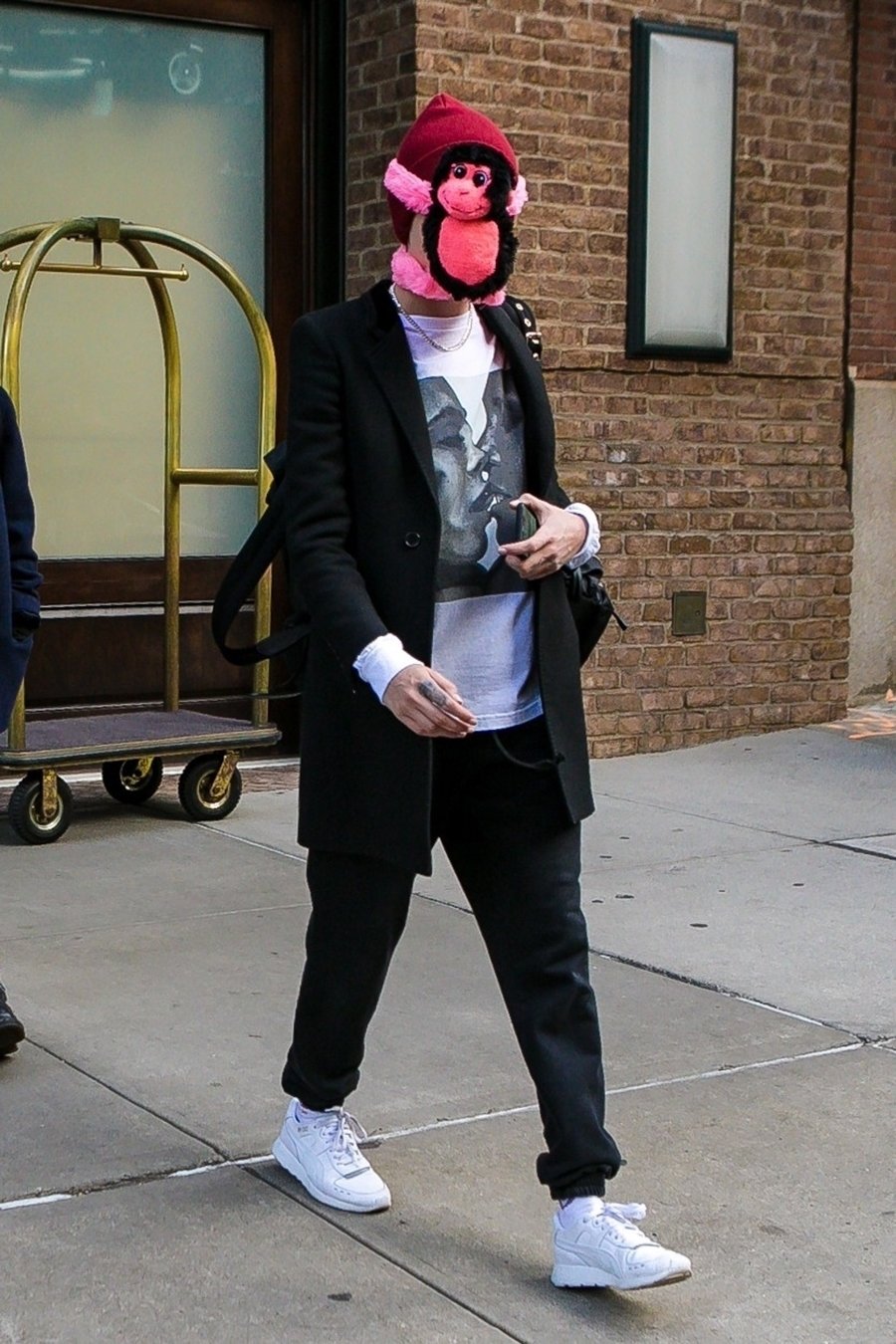 Cara Delevingne'den maymun maskeli koruma