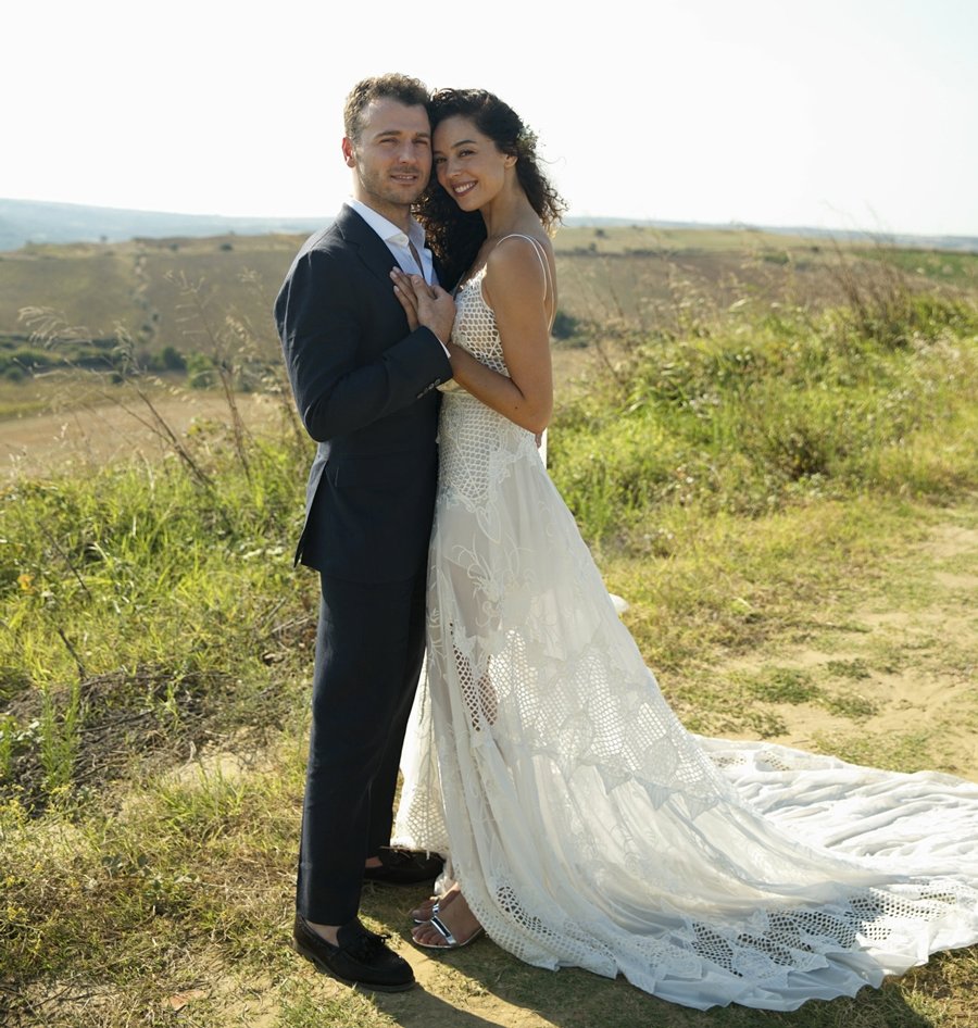 Azra Akın anne oldu