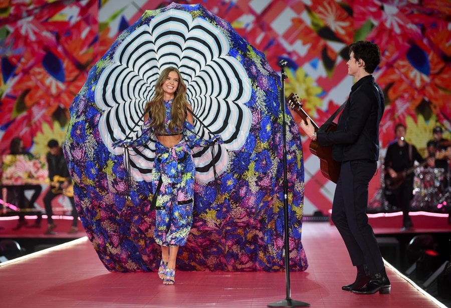 Josephine Skriver ile Alex DeLeon nişanlandı