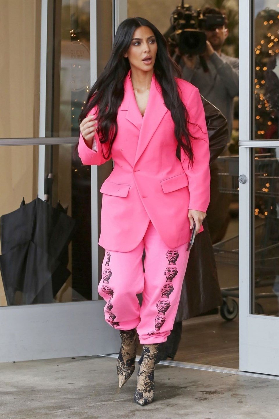 Kim Kardashian neondan vazgeçmiyor