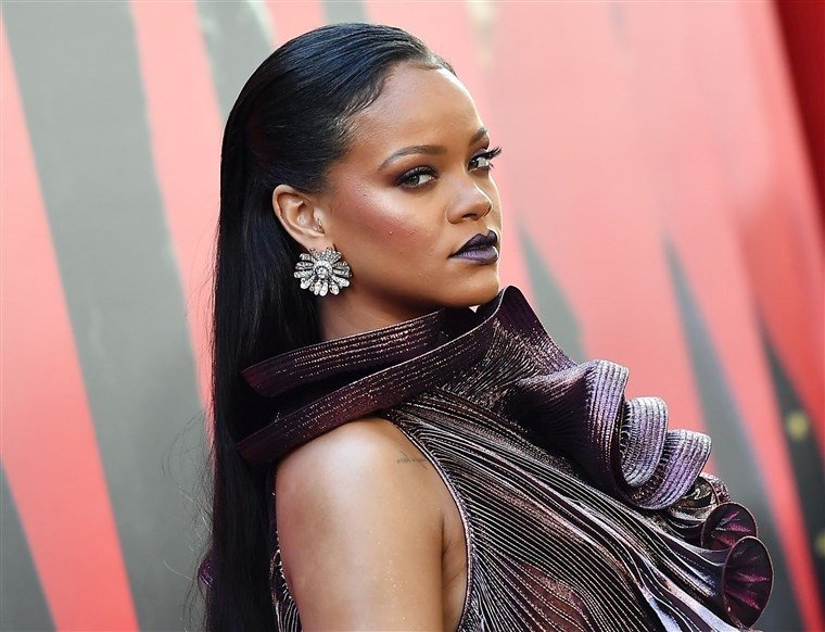 Rihanna'dan babasına soyadı davası
