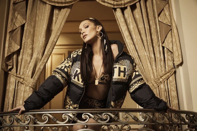 Bella Hadid, Kith x Versace'nin ilham perisi