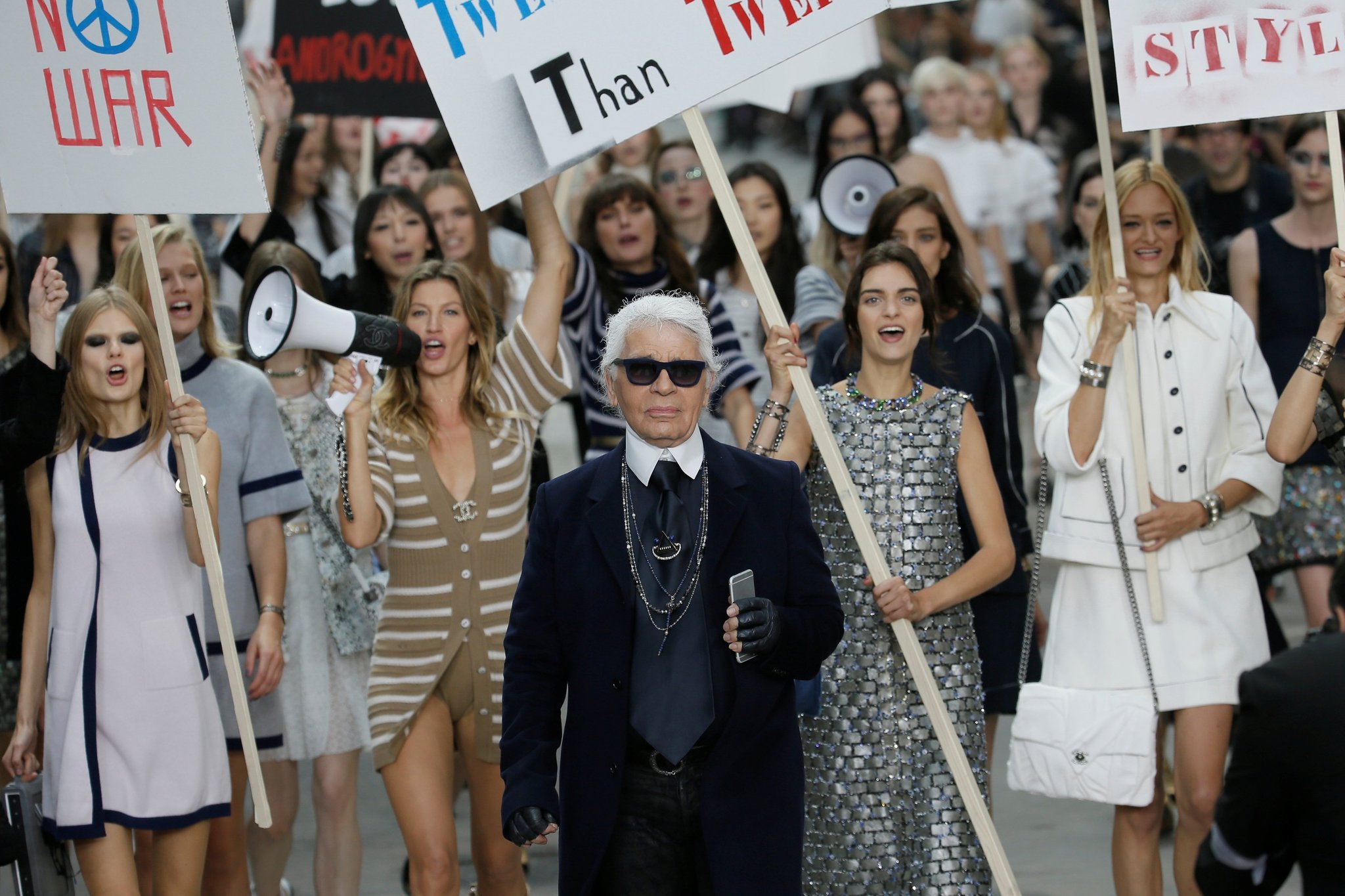 Karl Lagerfeld'in unutulmaz anlar yaşatan ikonik defileleri
