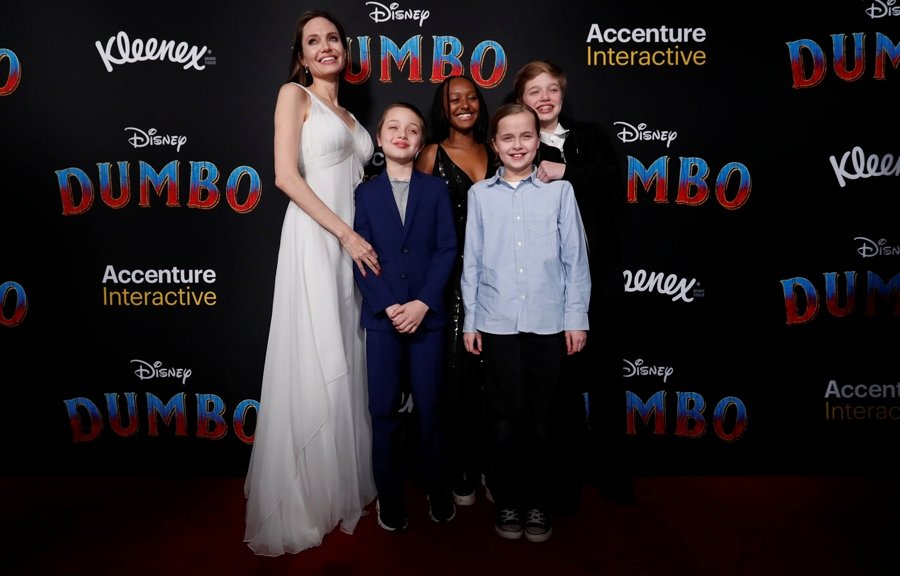 Angelina Jolie'nin Versace şıklığı