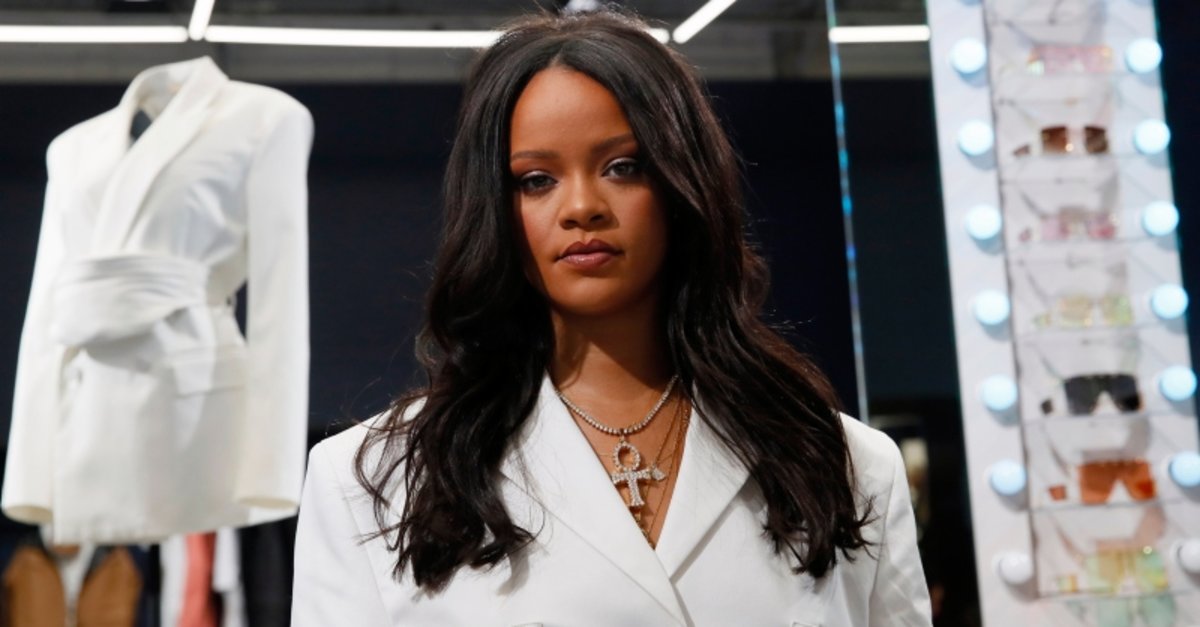 Rihanna lüks markası Fenty'nin ilk mağazasını Paris'te açtı!