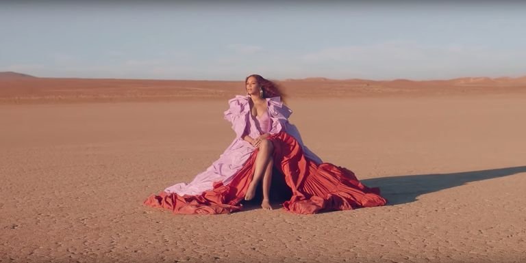 Beyonce&#039;nin Spirit klibinden tüm moda anları