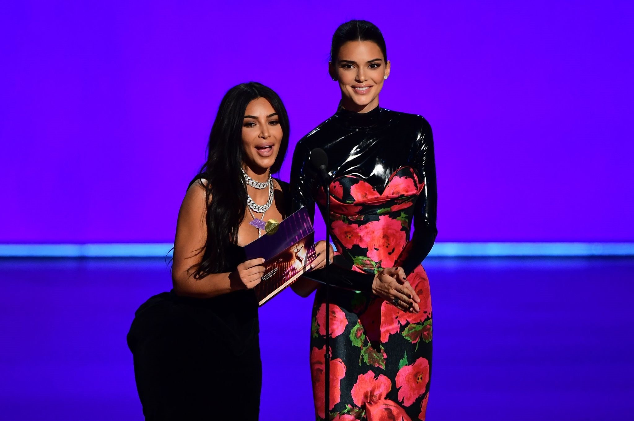 Emmy seyircisi Kim Kardashian ve Kendall Jenner'a güldü