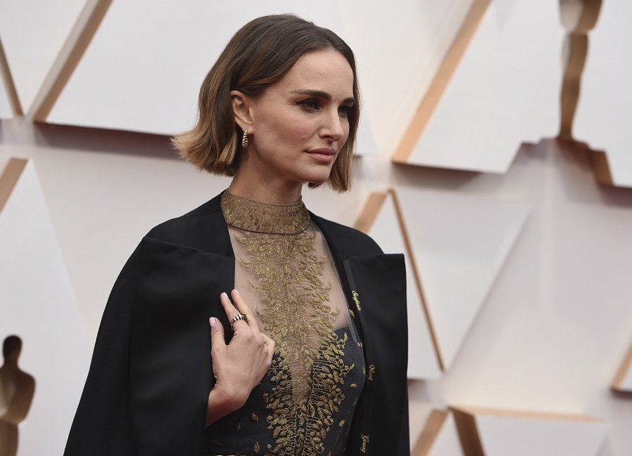 Natalie Portman'ın kadın yönetmen mesajlı Oscar kıyafeti