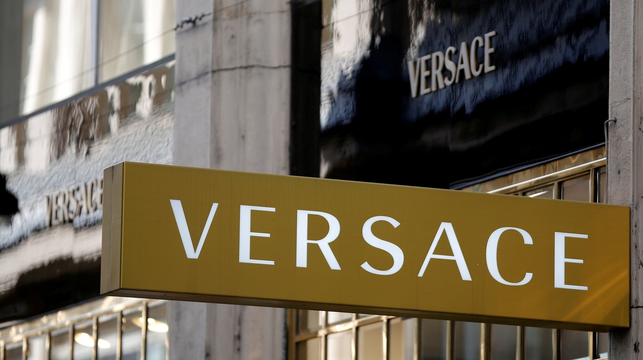 Versace Türkiye'deki taklitçisinin peşine düştü