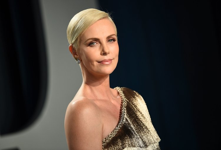 Charlize Theron Covid-19 ve aile içi şiddetle mücadele ediyor