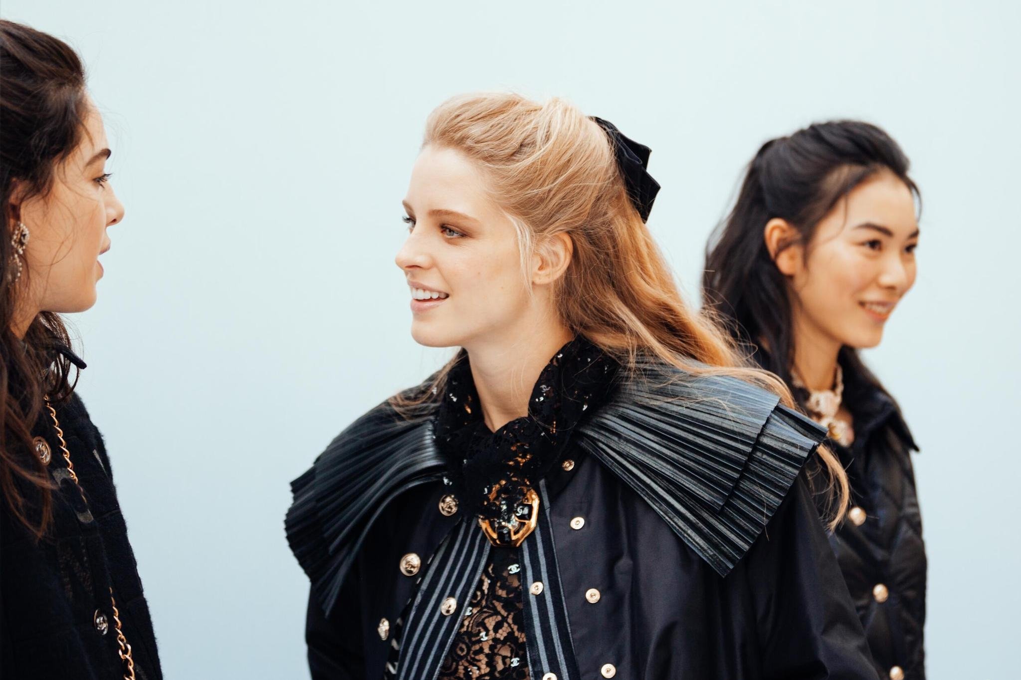 Chanel ile spotların gerisinde