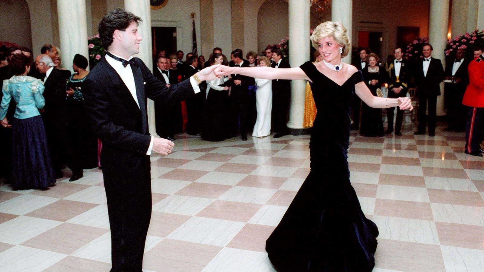 Prenses Diana'nın ikonik elbisesi sergilenecek