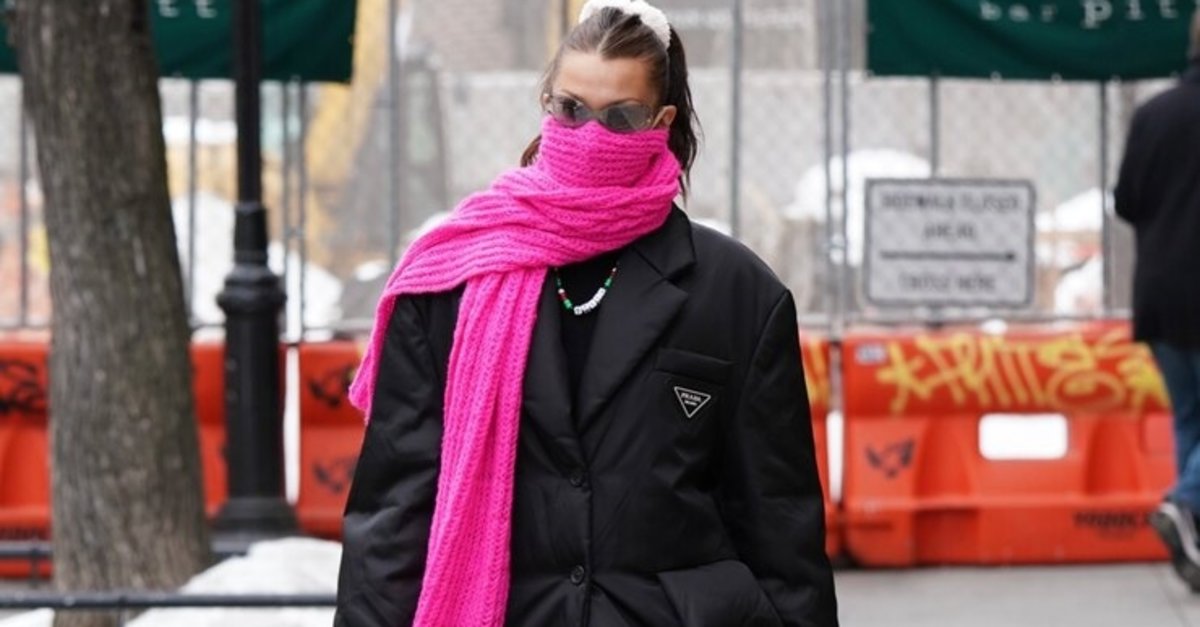 Prada Mont ve Pembe Atkı