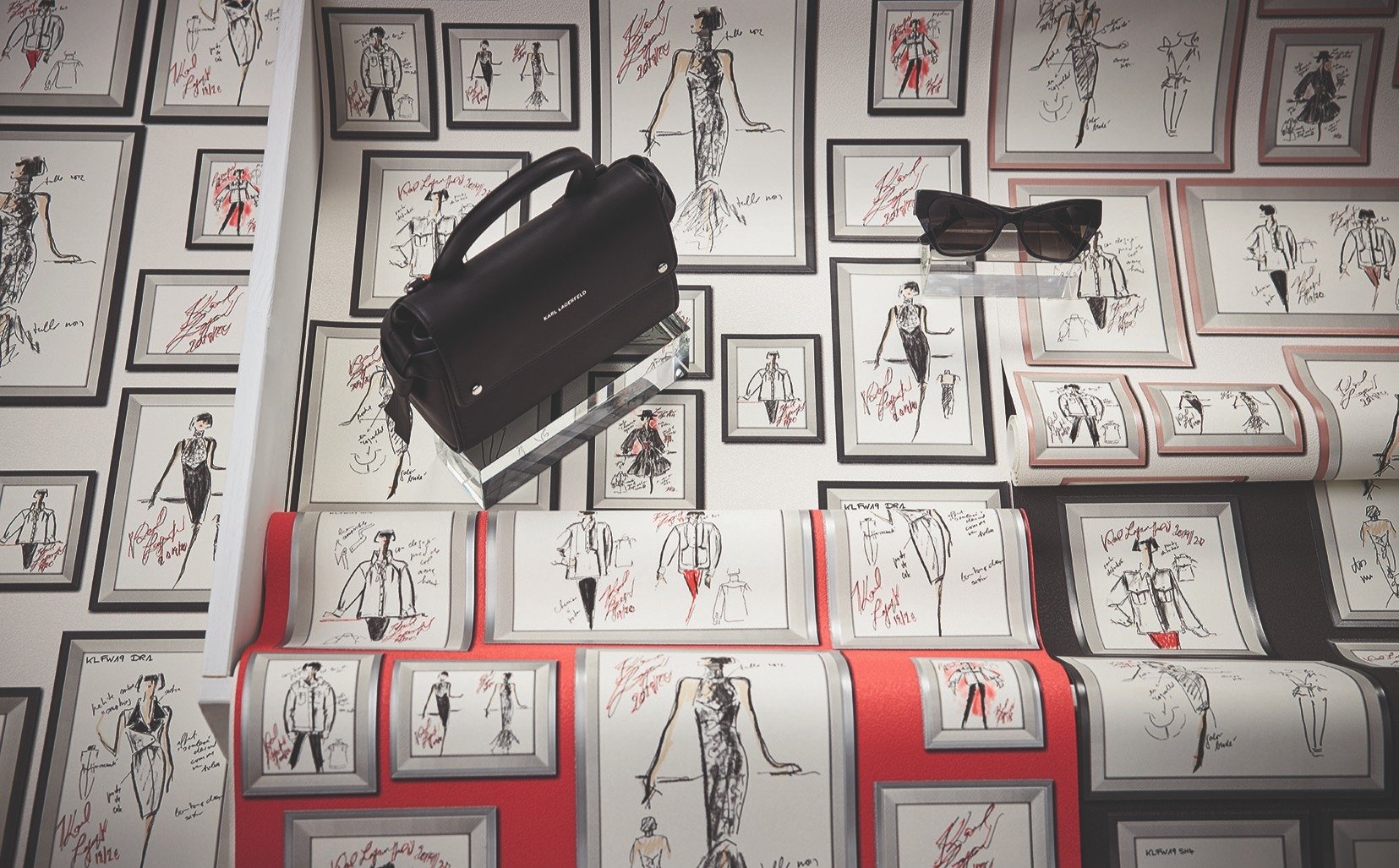 Karl Lagerfeld'in Eskizleri Duvar Kağıdı Oldu